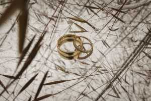 15-wedding-rings-mirror-grass